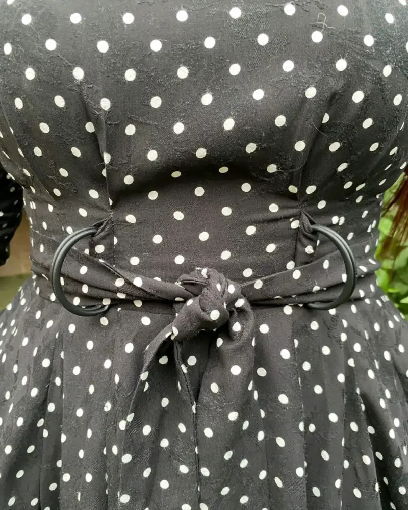 Vestido negro de lunares con cinturón - 4