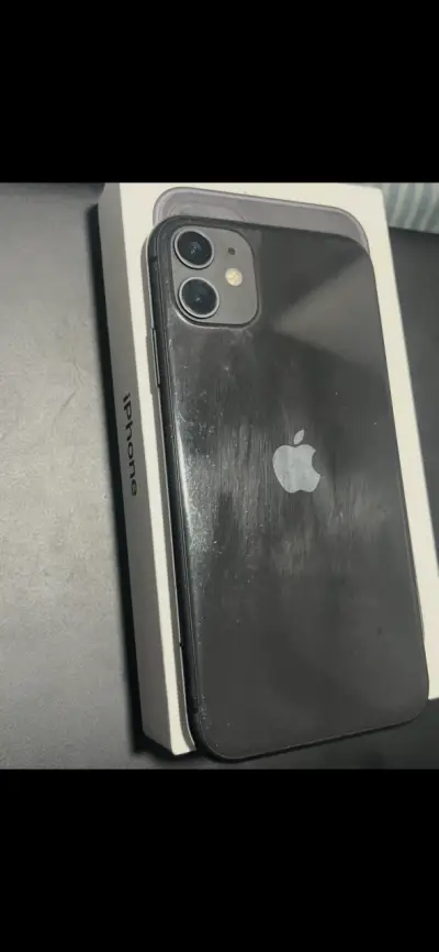 iPhone 11 negro en buen estado - miniatura 1