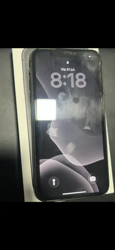 iPhone 11 negro en buen estado - miniatura 2