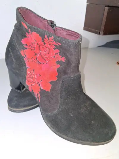 Botines de gamuza negra con flores rojas Desigual - miniatura 1