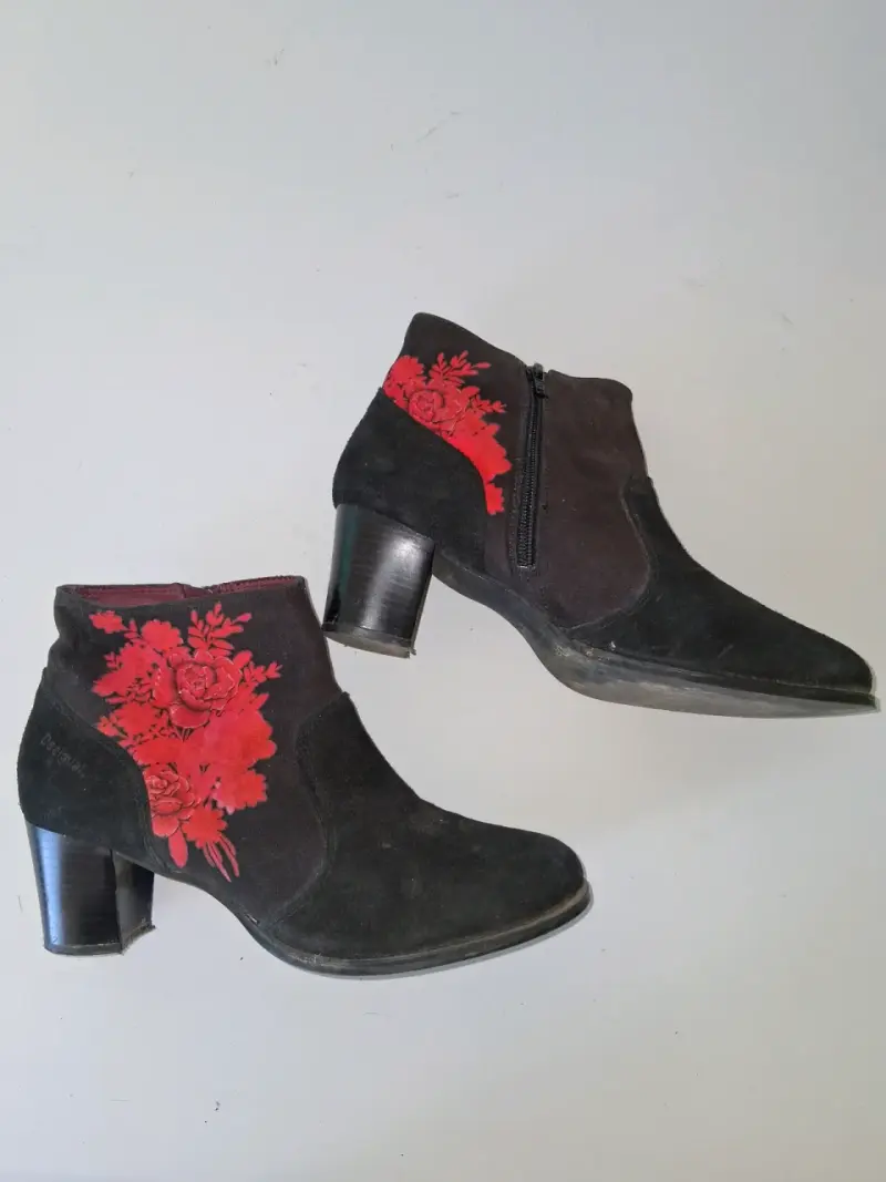 Botines de gamuza negra con flores rojas Desigual - 2