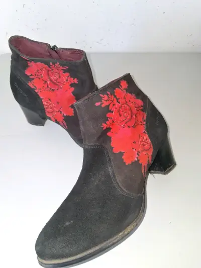 Botines de gamuza negra con flores rojas Desigual - miniatura 3