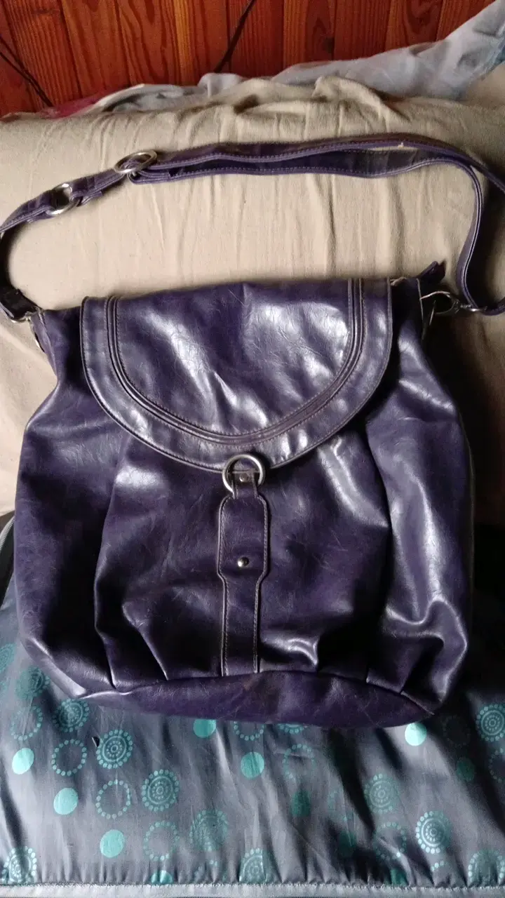Bolso morado  con correa ajustabl