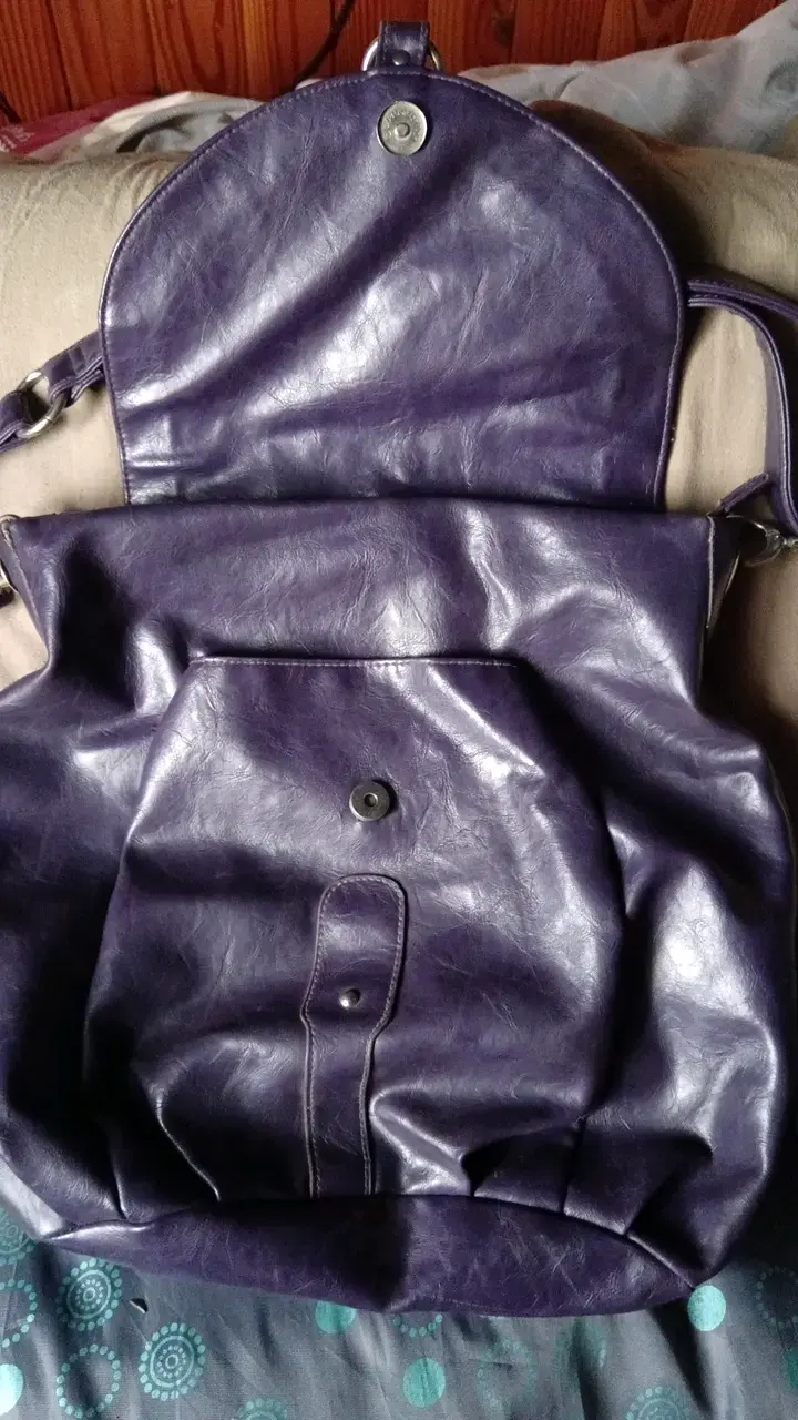 Bolso morado  con correa ajustabl - 2