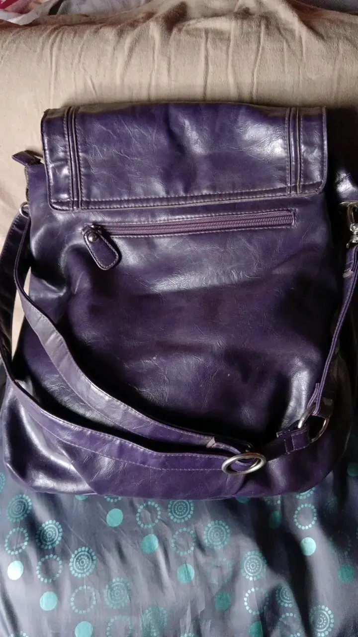 Bolso morado  con correa ajustabl - 3