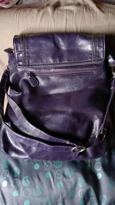 Bolso morado  con correa ajustabl - miniatura 3