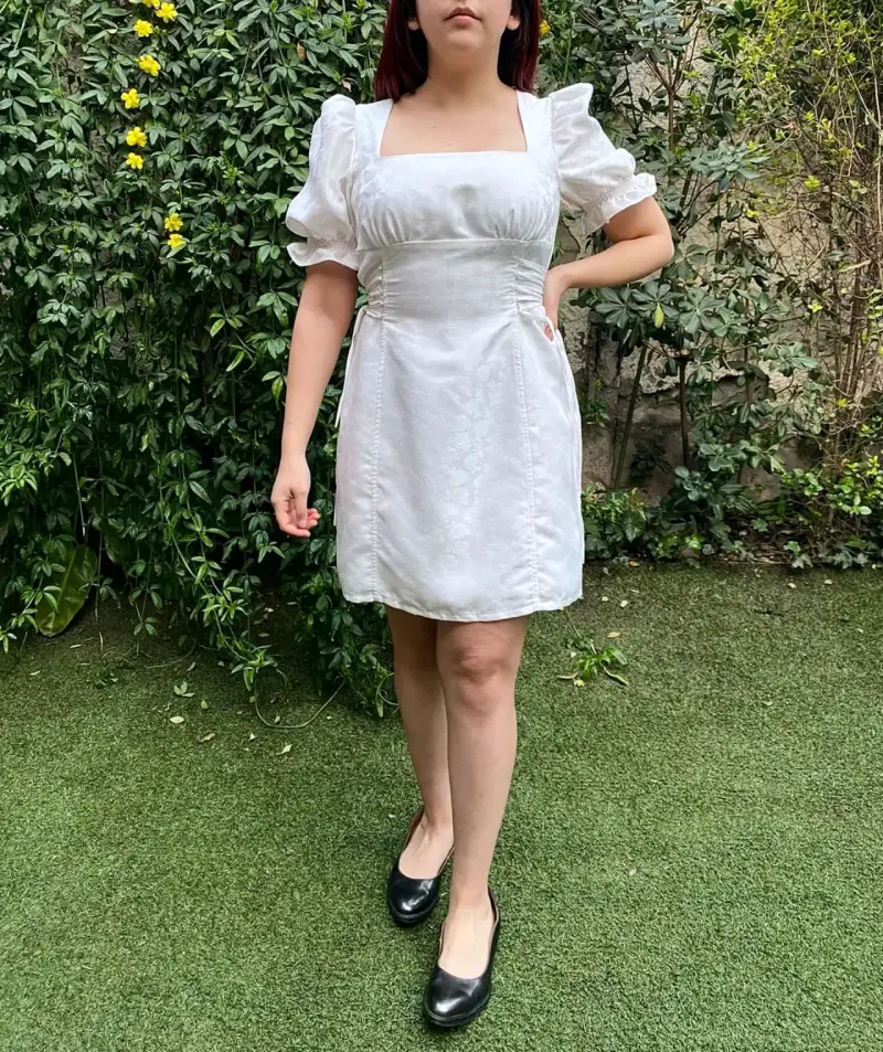 Vestido blanco ajustable con mangas abullonadas