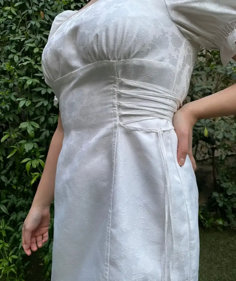 Vestido blanco ajustable con mangas abullonadas - 2