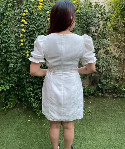 Vestido blanco ajustable con mangas abullonadas - miniatura 3