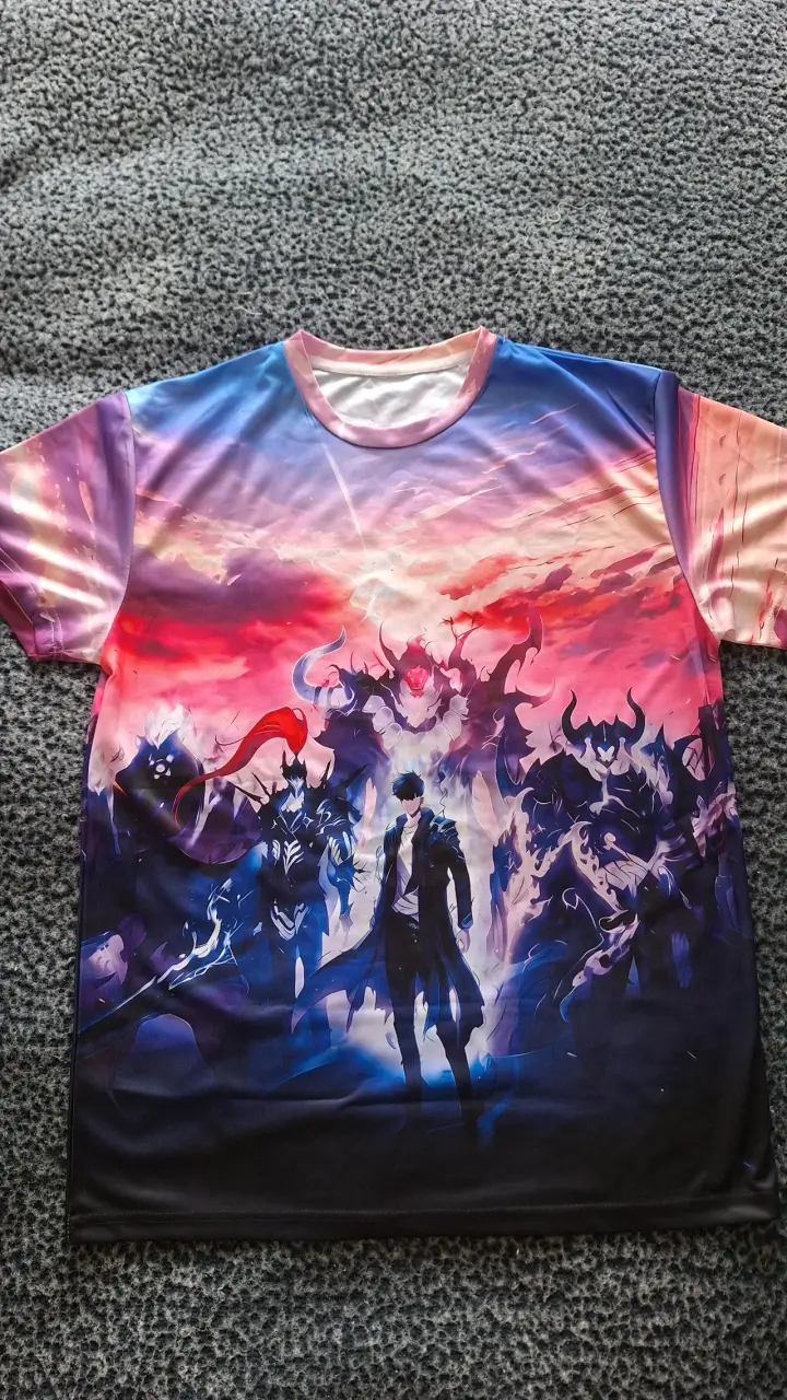 Polera con diseño de anime solo leveling