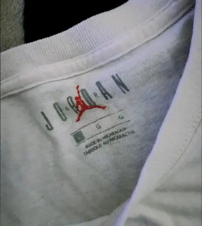 Polera Jordan blanca con diseño gráfico - miniatura 1