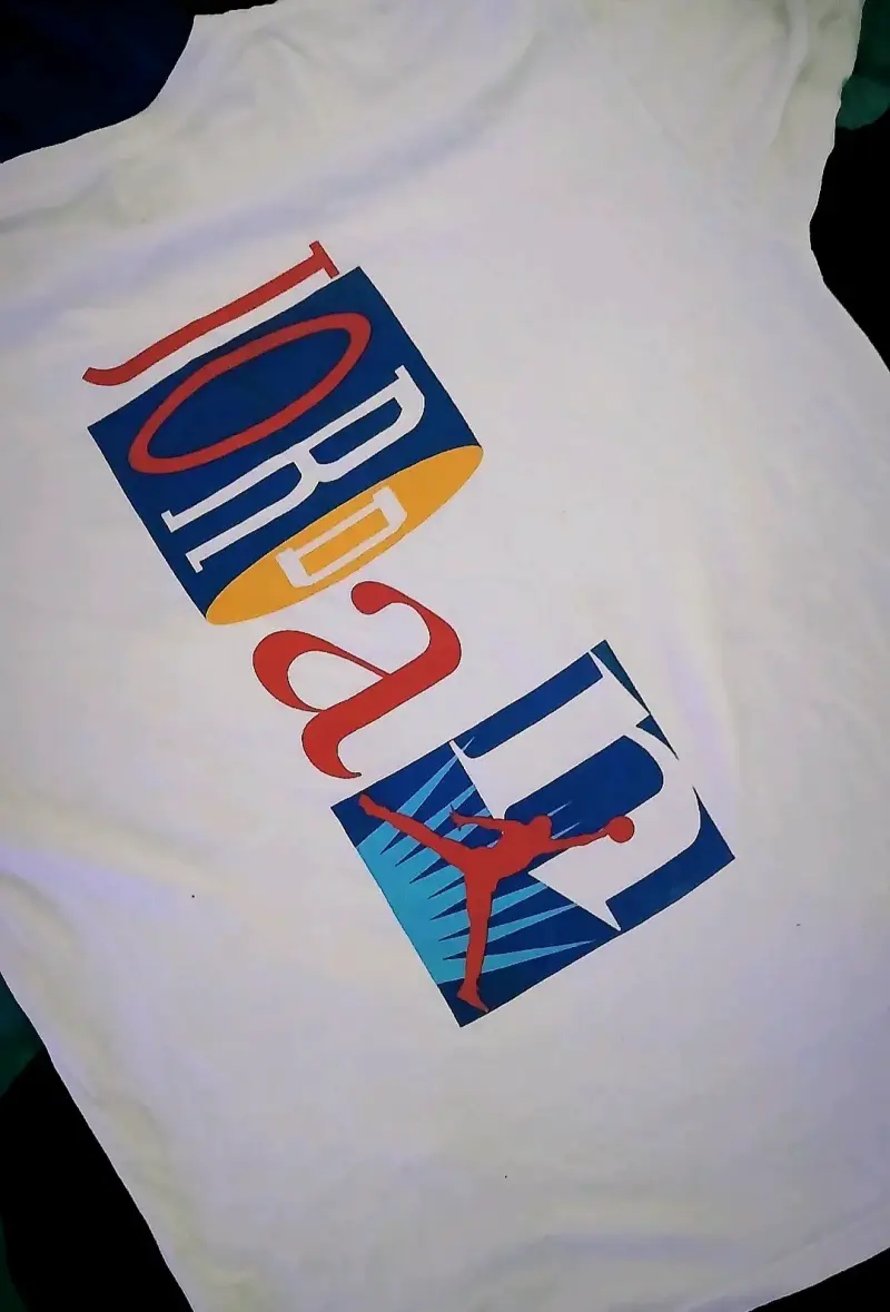 Polera Jordan blanca con diseño gráfico - 2