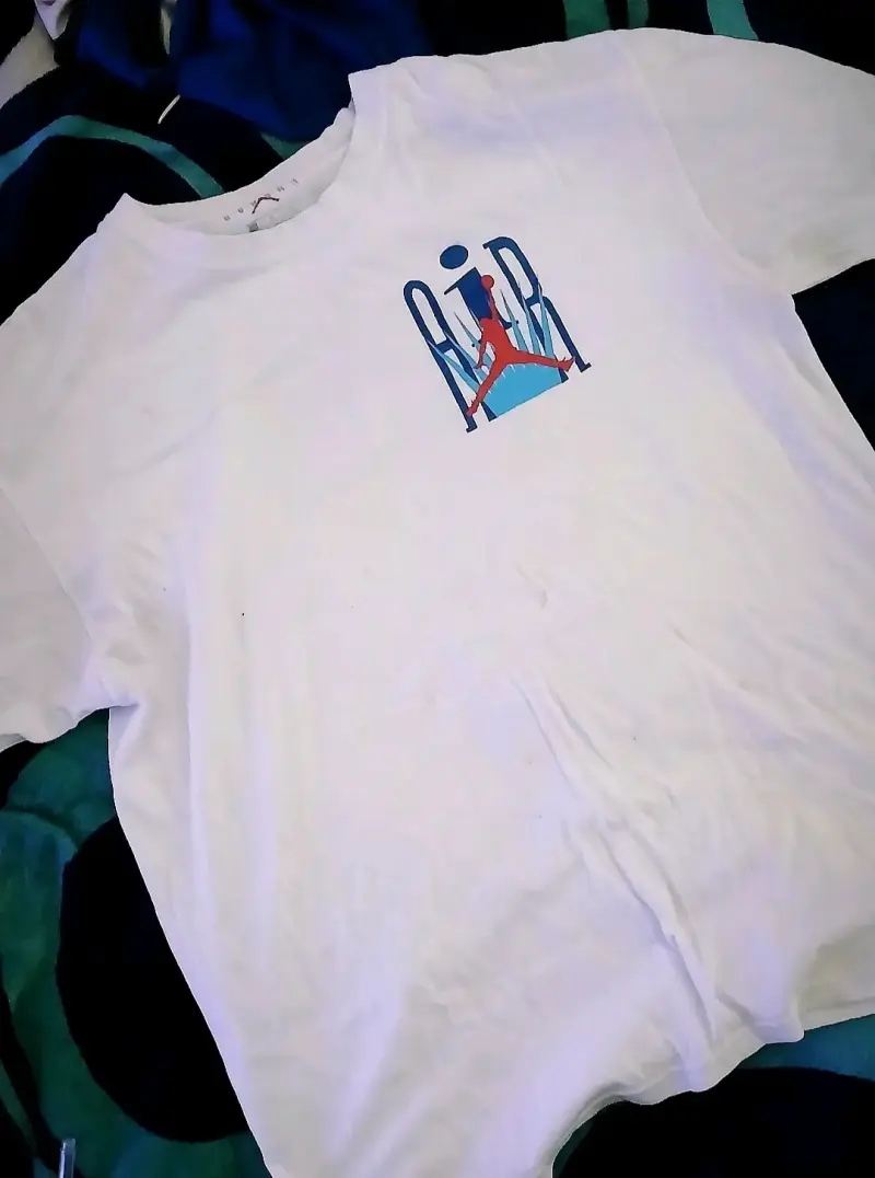 Polera Jordan blanca con diseño gráfico - 3