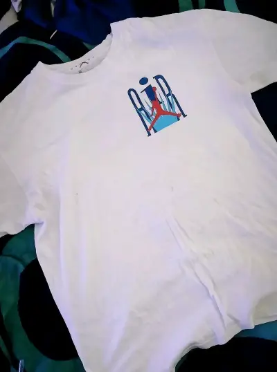 Polera Jordan blanca con diseño gráfico - miniatura 3