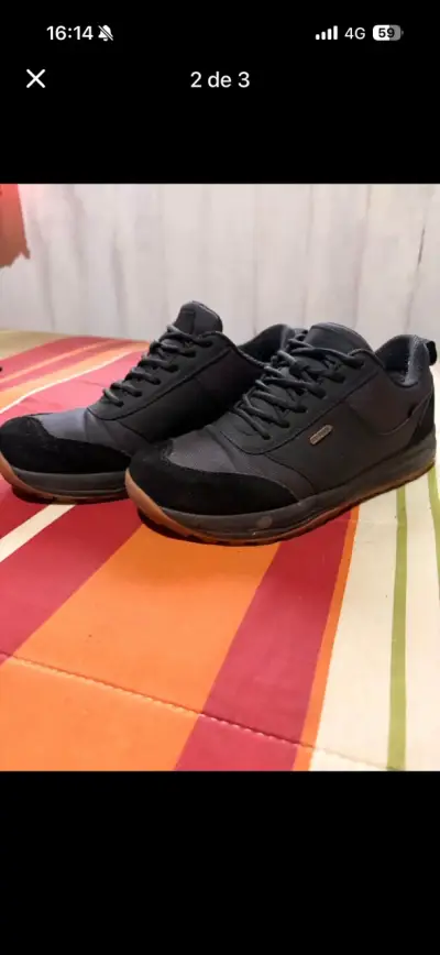 Zapatillas negras impermeables marca DUE - miniatura 2