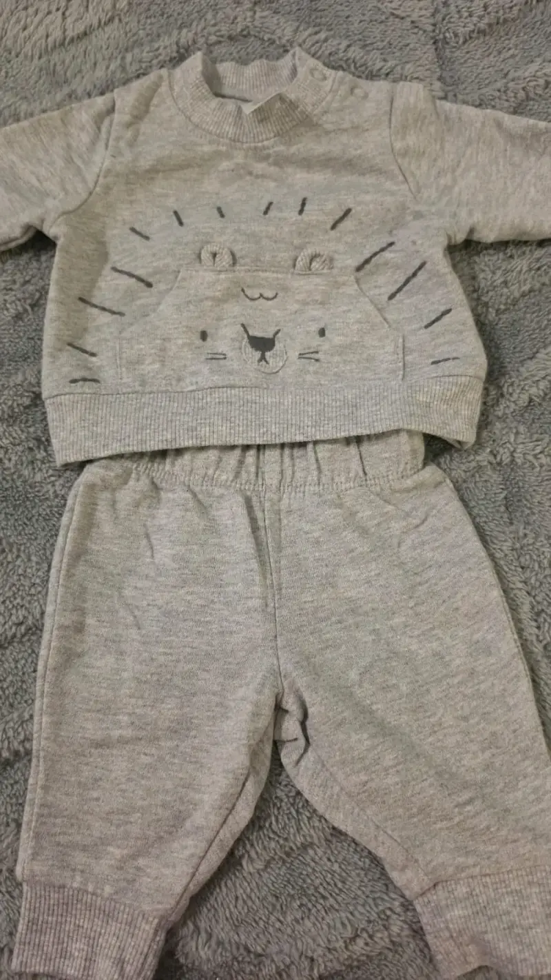 Conjunto de bebé gris con diseño de león