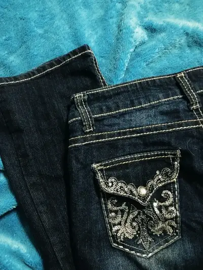 Jeans de mujer con bordado en bolsillos - miniatura 1