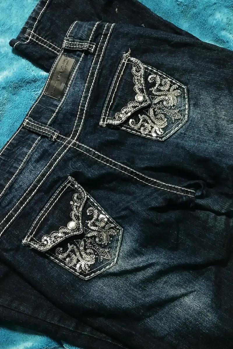 Jeans de mujer con bordado en bolsillos - 2