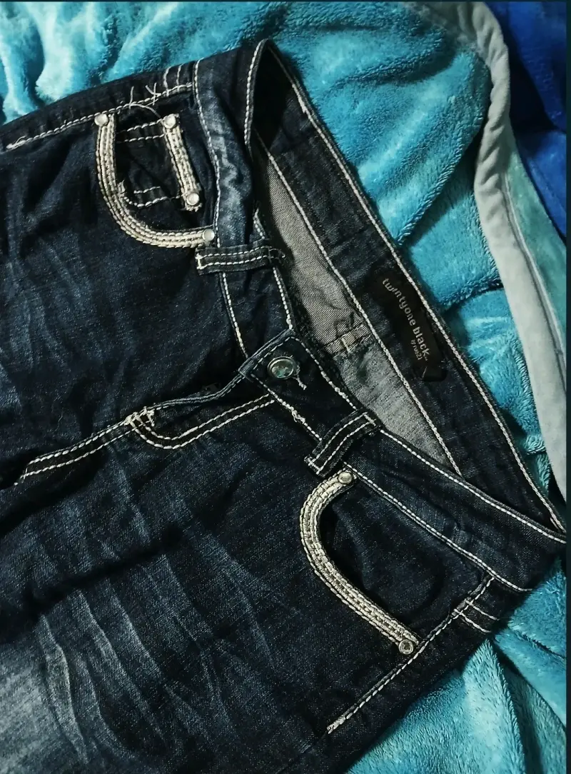 Jeans de mujer con bordado en bolsillos - 3