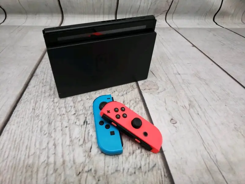 Consola Nintendo Switch con Joy-Con Azul y Rojo - 2