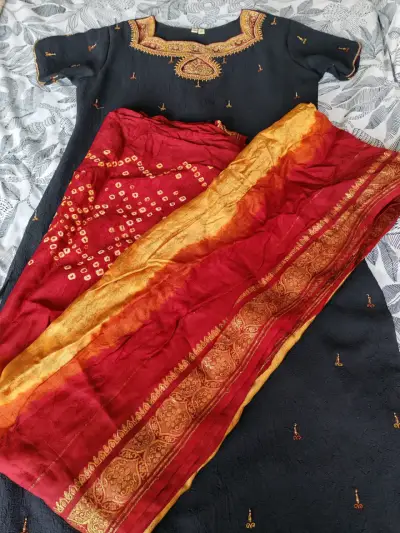 Vestido hindú bordado y pañuelo sari original - miniatura 3