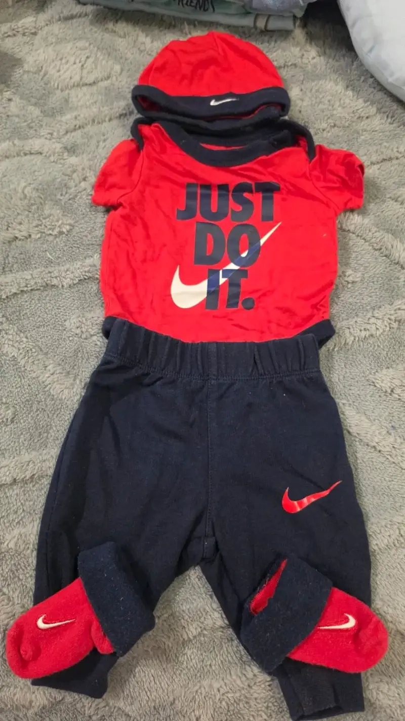 Conjunto de bebé Nike rojo y azul