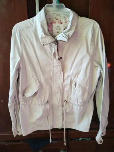 Chaqueta beige de mujer H&M con forro floral - miniatura 1