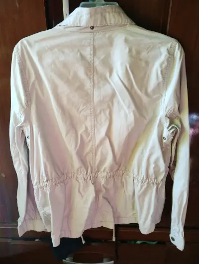 Chaqueta beige de mujer H&M con forro floral - miniatura 2