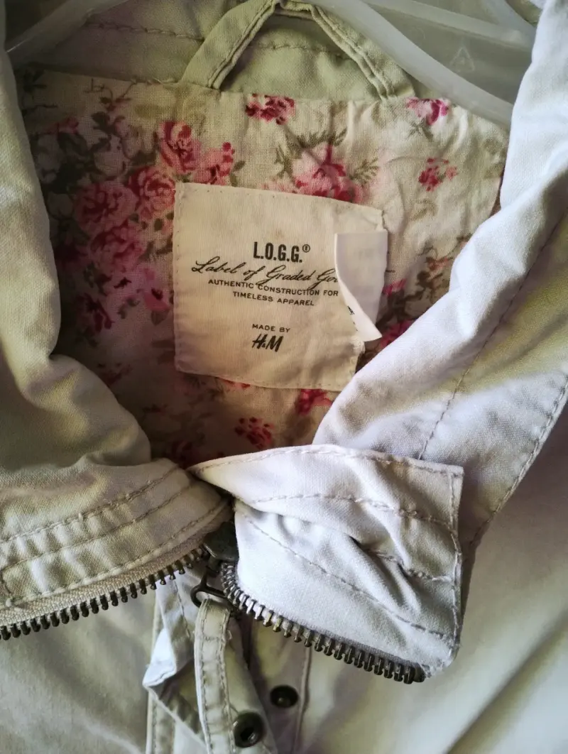 Chaqueta beige de mujer H&M con forro floral - 3