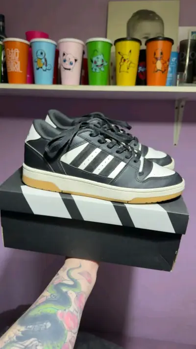 Zapatillas deportivas negras y blancas Adidas - miniatura 1