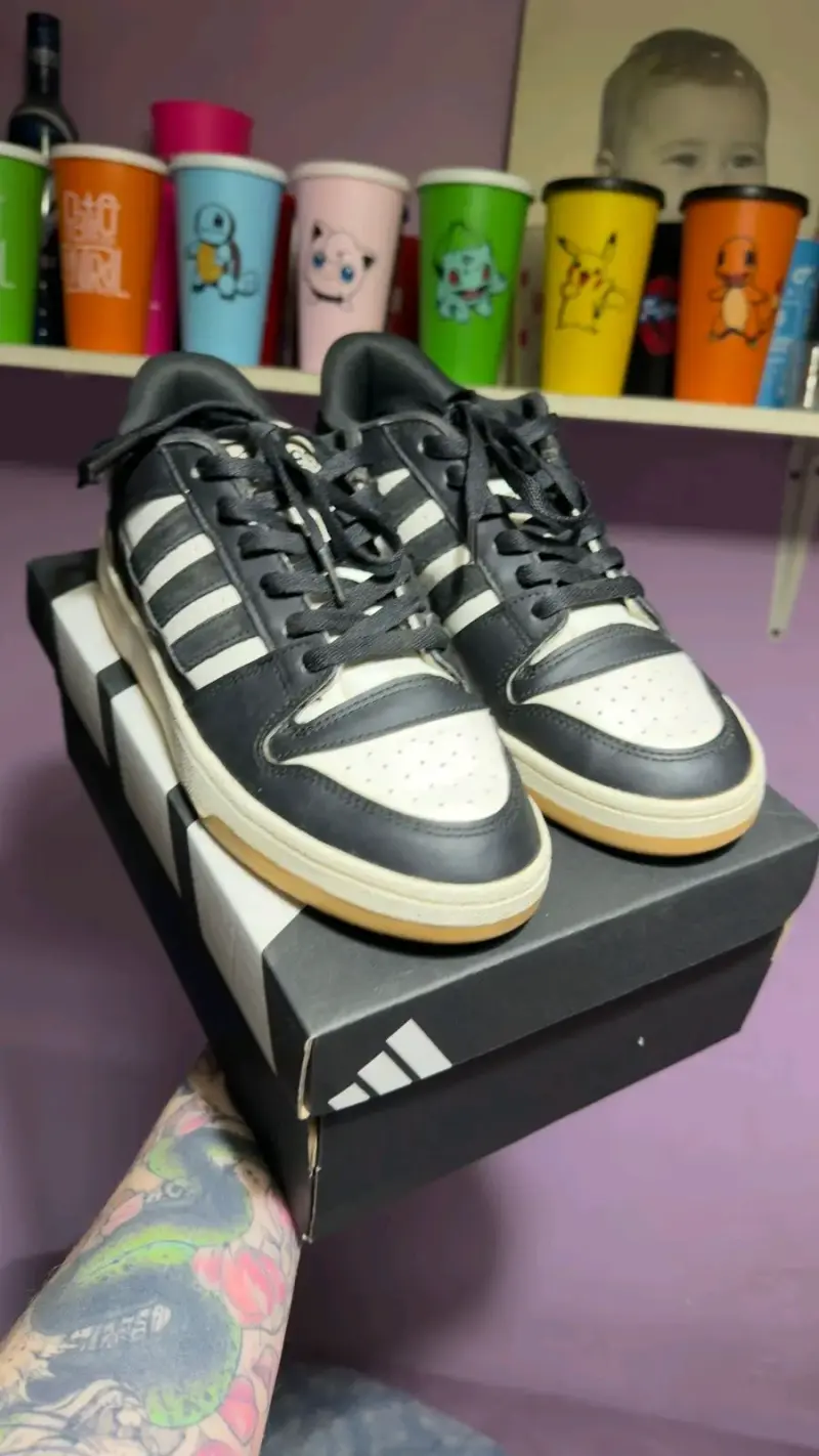 Zapatillas deportivas negras y blancas Adidas - 2