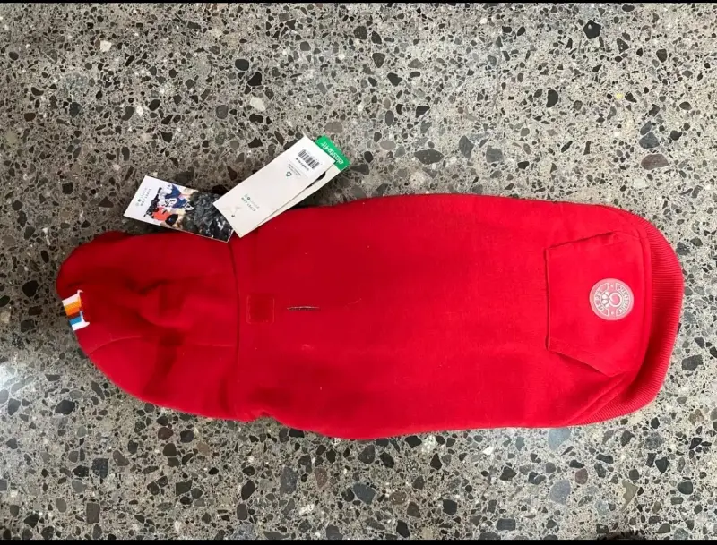 Abrigo para perro rojo y morado con diseño a rayas - 1