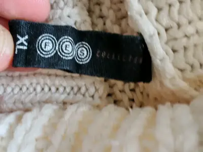 Suéter de lana beige con cuello alto - miniatura 1