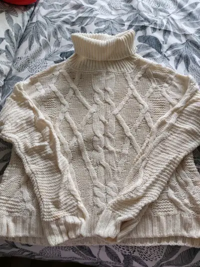Suéter de lana beige con cuello alto - miniatura 2