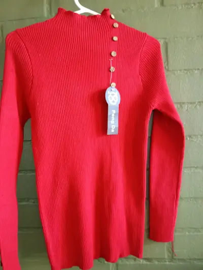 Sweater rojo de punto con botones decorativos - miniatura 1