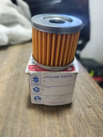 Filtro de aceite genuino Suzuki para motos - miniatura 1