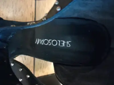 Sandalias negras con tachas estilo gladiador - miniatura 1
