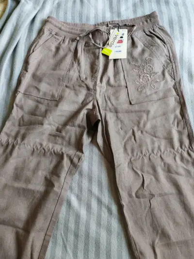 Pantalón de mujer color beige con bordado - miniatura 2