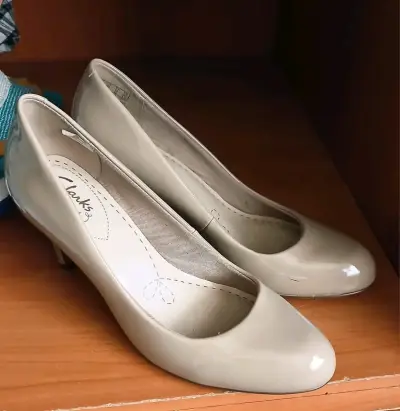 Zapatos de Tacón Beige Clarks Elegantes - miniatura 2