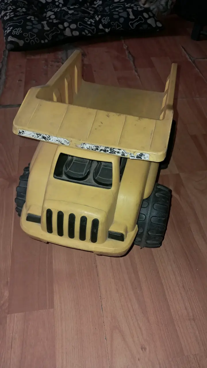 Camión de juguete volquete amarillo