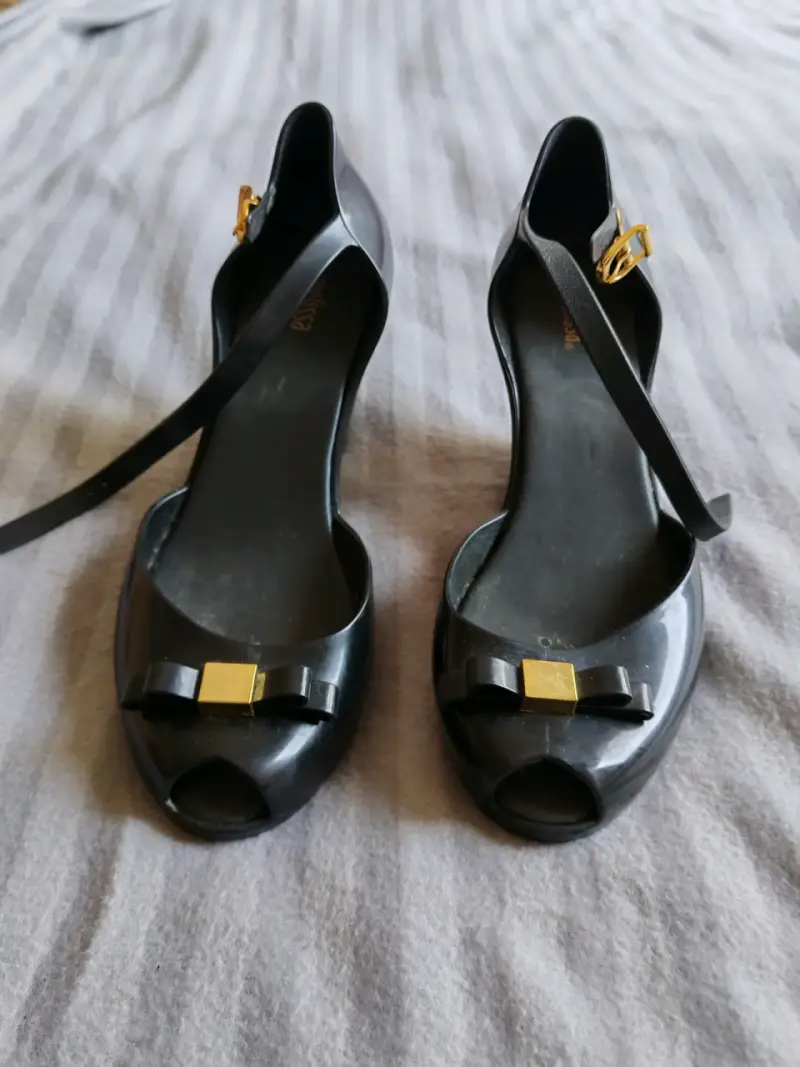 Sandalias negras de goma Melissa con lazo - 2