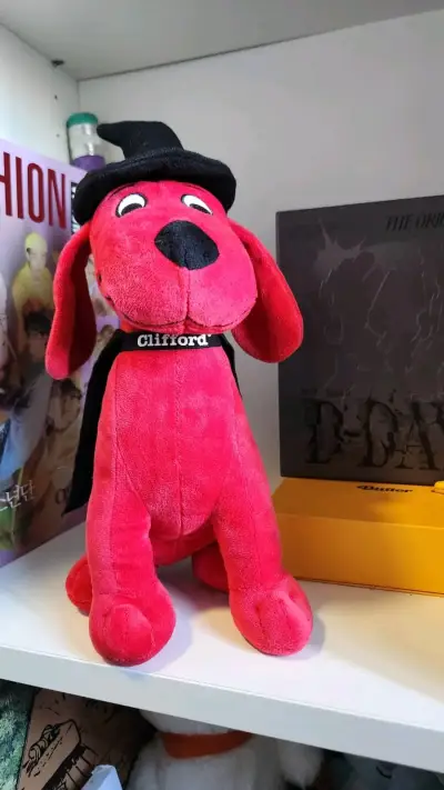 Peluche Clifford el Perro Rojo con Sombrero - miniatura 1