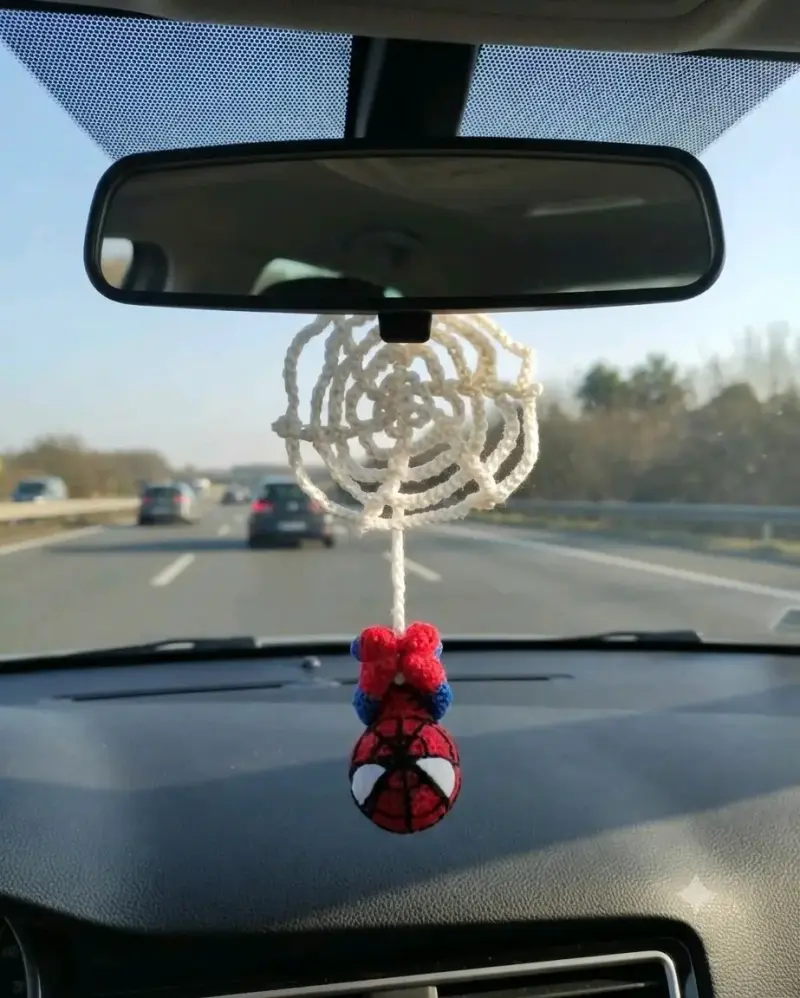 Colgante de auto Spiderman tejido a mano - 2
