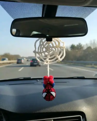 Colgante de auto Spiderman tejido a mano - miniatura 2