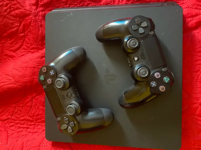 Consola PS4 slim 1tb  con dos controles - 2