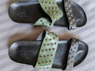 Sandalias planas con tachas Vingi Shoes - miniatura 2