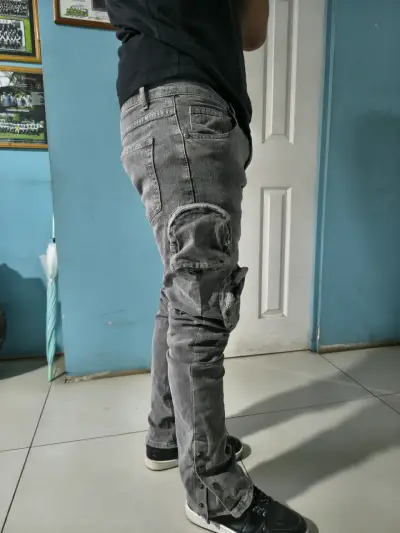 Jeans grises con bolsillos laterales para hombre - miniatura 1