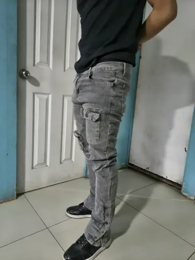 Jeans grises con bolsillos laterales para hombre - miniatura 2