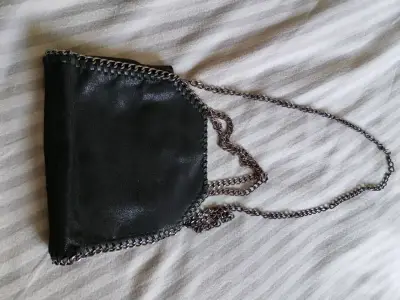 Cartera negra con cadena metálica - miniatura 1