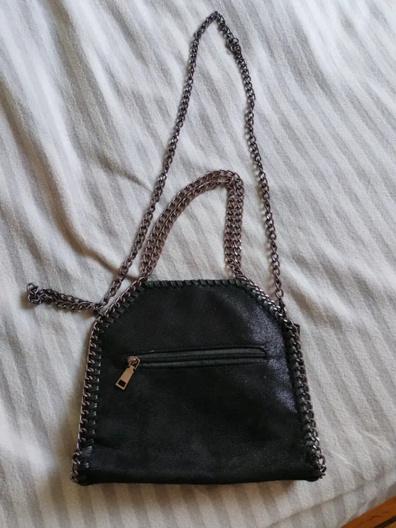 Cartera negra con cadena metálica - 2